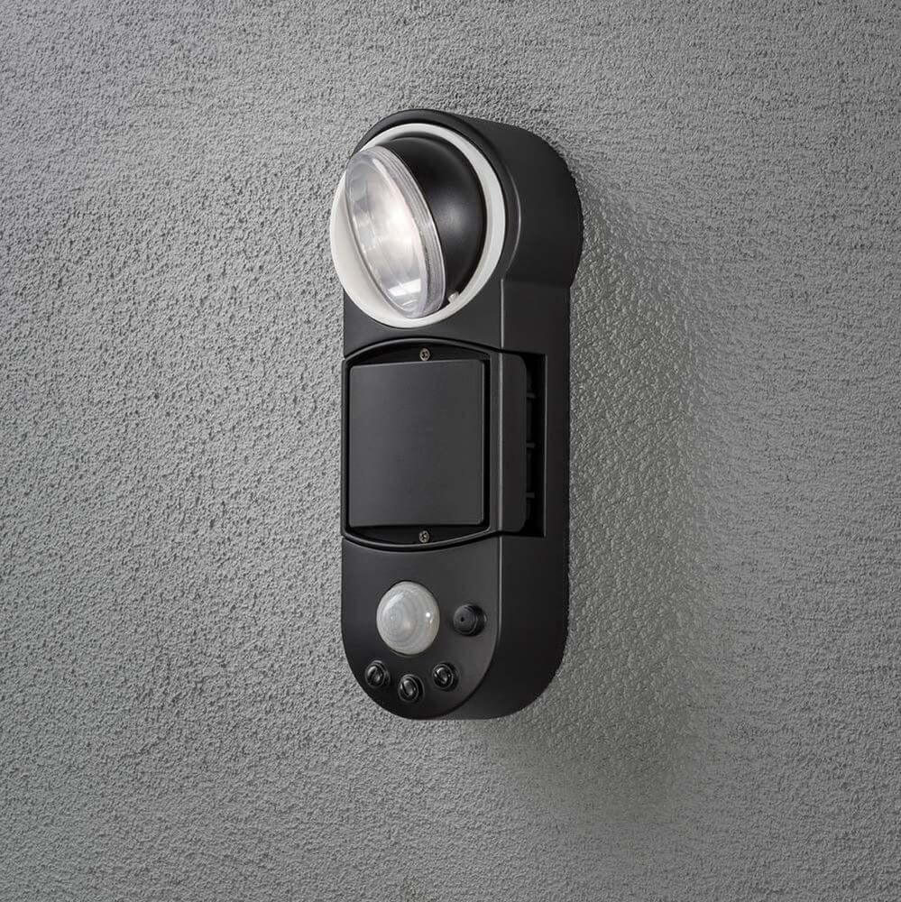 Prato Batterie LED Außen-Wandlampe mit Bewegungsmelder Schwarz an einer Wand installiert