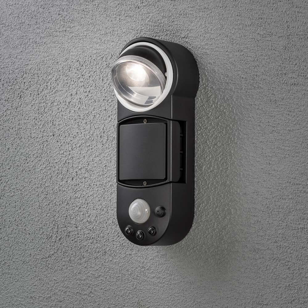 Prato Batterie LED Außen-Wandlampe mit Bewegungsmelder Schwarz an einer Wand montiert.