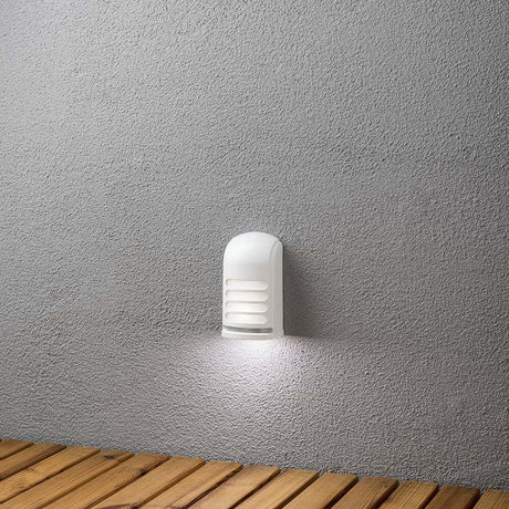 Prato Bateria LED de parede com sensor de movimento 12V Branco montada numa parede, luz radiante sobre fundo de madeira.