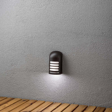 Prato Batterie LED Sensor Außen-Wandaufbauleuchte Schwarz an einer Wand montiert, ideal für Außenbereiche.