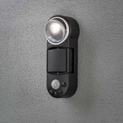 Prato Batterie LED applique murale d'extérieur noire avec détecteur de mouvement montée sur un mur.