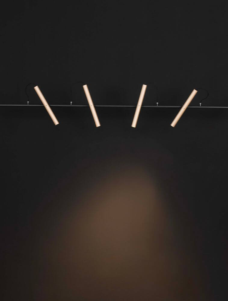 Prato Pendelleuchte 3000K Schwarz, Braun an einer dunklen Wand mit stilvollem Design