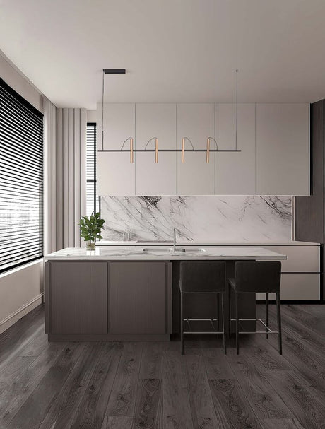 Prato Pendelleuchte 3000K Schwarz, Braun über moderner Kücheninsel in elegantem Design