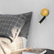 Press LED Wand-Leselampe an der Wand über einem Bett mit Kissen und Nachttisch.