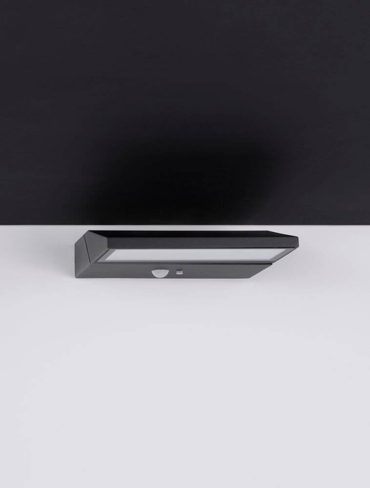Prim LED Außenwandleuchte 3000K Anthrazit IP65 auf einem Tisch mit schwarzem Hintergrund.