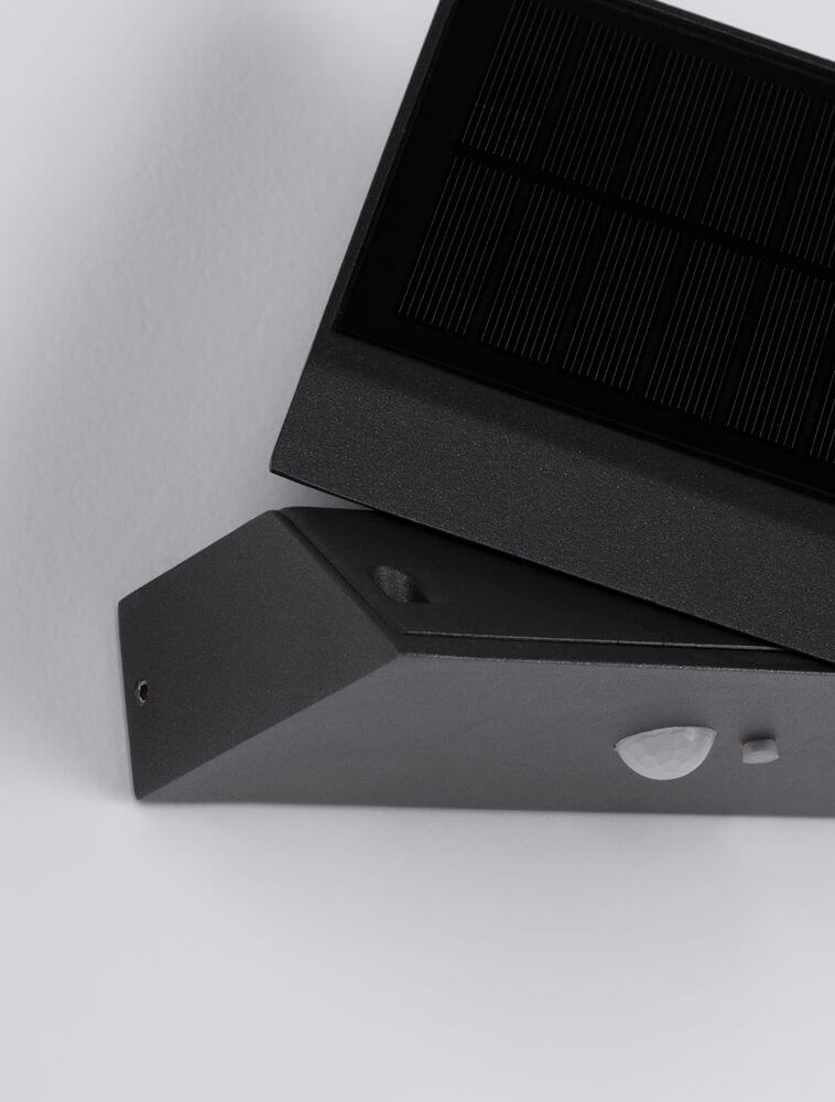 Prim LED Außenwandleuchte 3000K Anthrazit IP65 Detailaufnahme des Solarpanels und Gehäuses