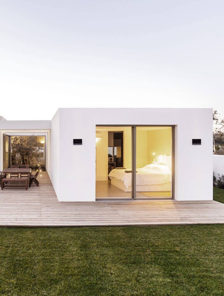 Prim LED Außenwandleuchte 3000K Anthrazit IP65 an moderner Fassade eines Hauses.