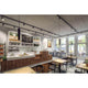 Moderne Café-Interieur mit Holztheke, Café-Bestuhlung und großen Fenstern.