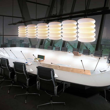 Big Design-Hängeleuchte 65 über modernem Konferenztisch mit eleganten Stühlen, perfekte Beleuchtung für jeden Raum.