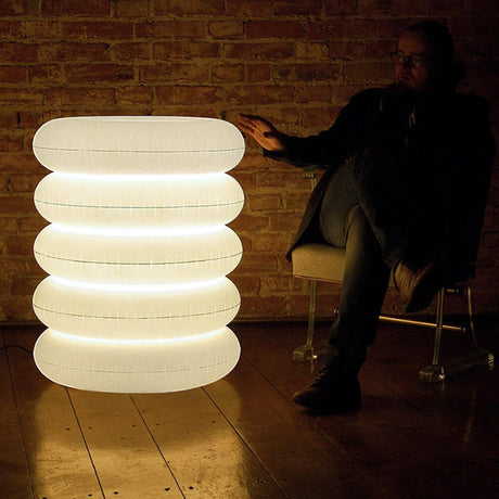 Big Puff Design-Stehleuchte 65, flexible Ringe, inspirierte Pop Art, entspannendes Ambiente.