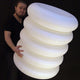 Big Puff Design-Stehleuchte 65 mit flexiblen Ringen in einem modernen Design.