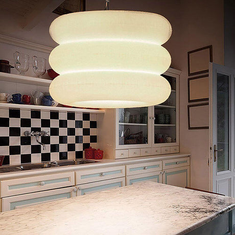 Big Puff Hängeleuchte 50 im modernen Kücheninterieur, sorgt für diffuses Licht und angenehme Stimmung.