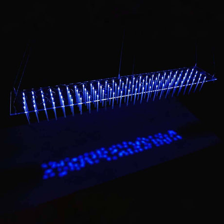 Bluegrass Design-Pendelleuchte 120 mit flexiblen Diffusoren und blauer LED-Beleuchtung auf schwarzem Hintergrund.