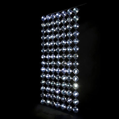 Bubbles Design Hängeleuchte 190 in einem modernen Raum, dekorativer Lichtscreen mit kugelförmigen Modulen.