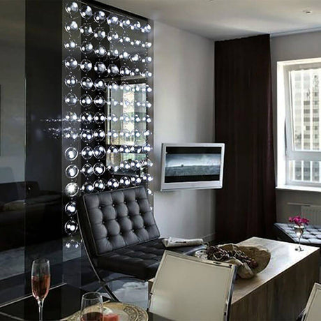 Bubbles Design Hängeleuchte 190 als eleganter Raumteiler in modernem Wohnzimmer mit stilvollem Ambiente.