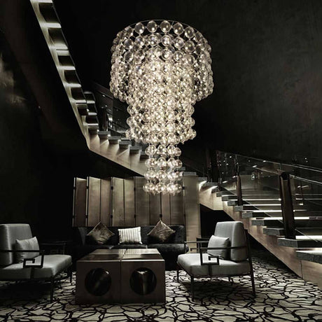 Half Empereor Design-Kronleuchter 140 im eleganten Wohnzimmer mit Treppe und stilvollen Möbeln.