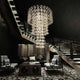 Halb Empereor Design-Kronleuchter in modernem Interieur mit Bubbles®-Beleuchtung und extravaganten Details.