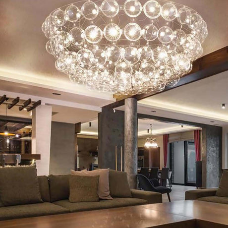 Half Megastar Design-Hängeleuchte 140cm in modernem Wohnraum, stilvoll und beleuchtungseffizient.
