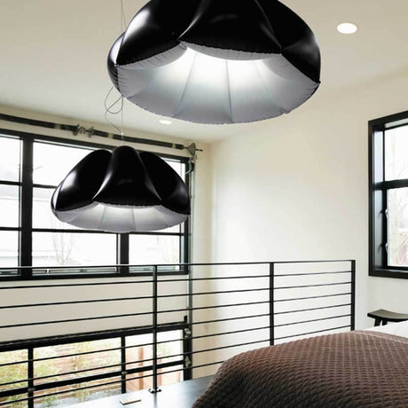 Orca Design-Hängeleuchte 80 im modernen Innenraum mit elegantem, flexiblem Schirm.
