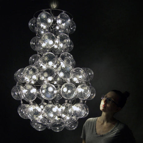 Prince's Design-Kronleuchter 65cm mit luftgefüllten Teilen und modernen LEDs, präsentiert in dunkler Umgebung.