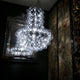 Großer Kronleuchter Queen's Design mit luftgefüllten Bubbles und LED-Lichtpunkten, schwebend im Raum.