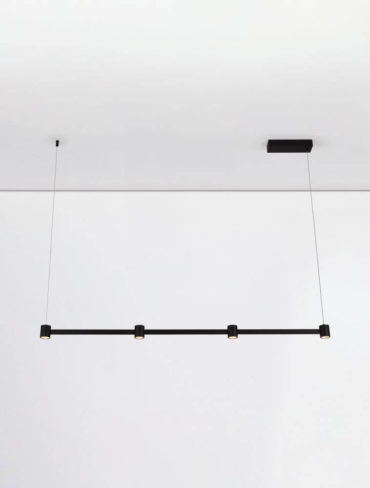Puize LED Pendelleuchte 4-flammig 3000K Schwarz an einer Decke montiert, modernes Design in Schwarz.
