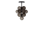 Pulpo LED lampe suspendue Stellar Grape à 13 flammes avec 13 sphères en verre dépoli dans une disposition élégante.