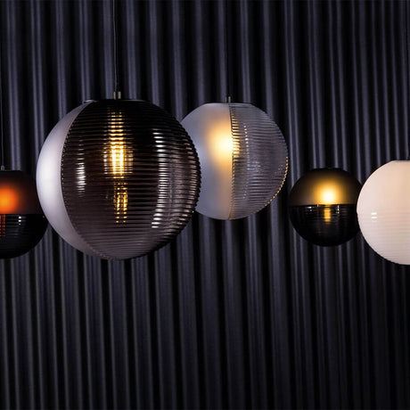 Pulpo LED Hängelampe Stellar Mini Ø 18cm in verschiedenen Farben und Designs an einer Wand mit strukturierten Linien.