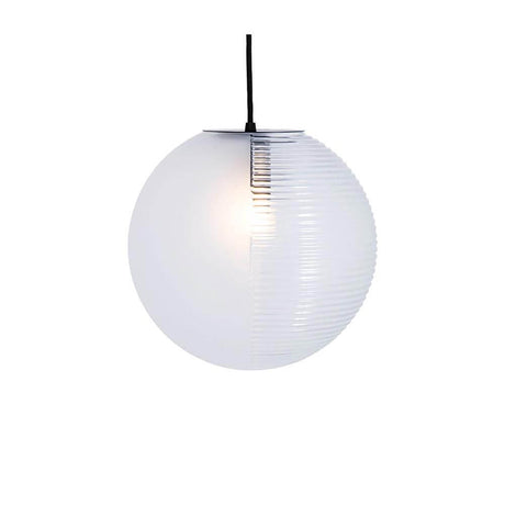 Pulpo LED Pendellampe Stellar Big Ø 39cm mit transparentem Glaskugel-Design und sanftem Licht.