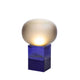 Pulpo LED Tischlampe Magma One in blau mit frosted Glas, kontrastierende Formen und handgefertigter Keramikbasis.
