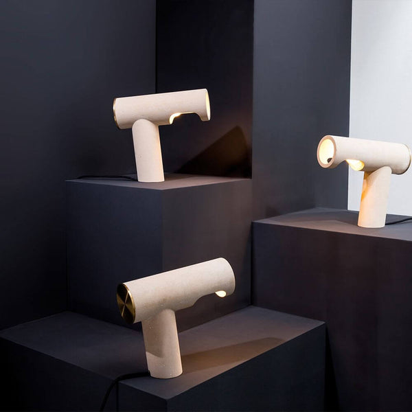 Pulpo LED Tischlampe Simple Light aus Kalkstein auf schwarzen Sockeln, elegante Beleuchtung und modernes Design.