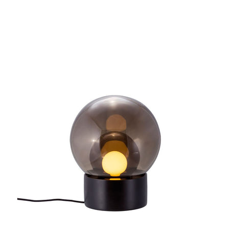Boule Tischleuchte von Pulpo, Designer Sebastian Herkner, mit mattiertem Porzellanfuß und mundgeblasenem Kugelglas.