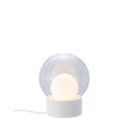Pulpo LED Tischleuchte Boule Small Ø 29cm mit matt weißem Porzellanfuß und mundgeblasenem Kugelglas.
