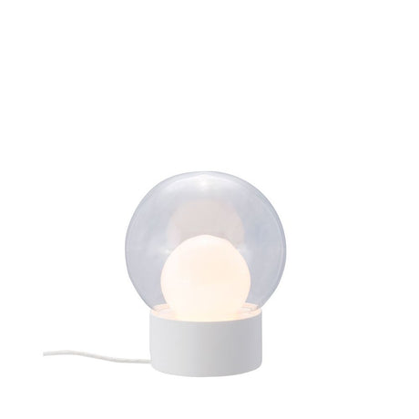 Pulpo LED Tischleuchte Boule Small Ø 29cm mit matt weißem Porzellanfuß und mundgeblasenem Kugelglas.