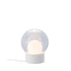 Pulpo LED Tischleuchte Boule Small Ø 29cm mit matt weißem Porzellanfuß und mundgeblasenem Kugelglas.
