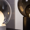 Hier sind zwei Boule Tischleuchten von Pulpo mit geschmolzenem Kugelglas und elegantem Design.