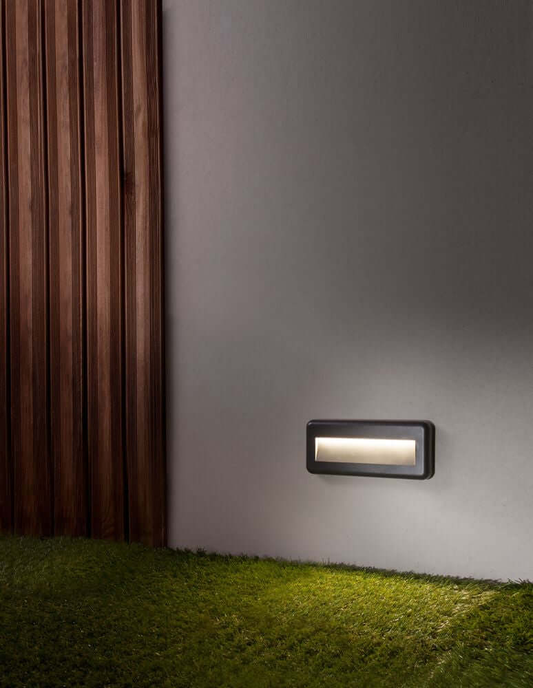 Pulsar LED Außenwandleuchte Rechteckig Abstrahlwinkel 38° Dunkelgrau IP54 an einer Wand montiert.