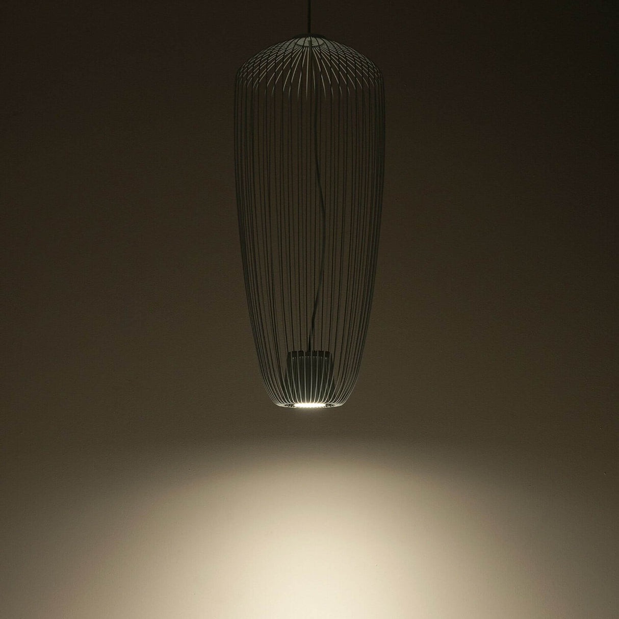 Pumpkin S Hängeleuchte Ø 27cm H 65cm in modernem Design, elegant und funktional, aufgehängt im Raum.