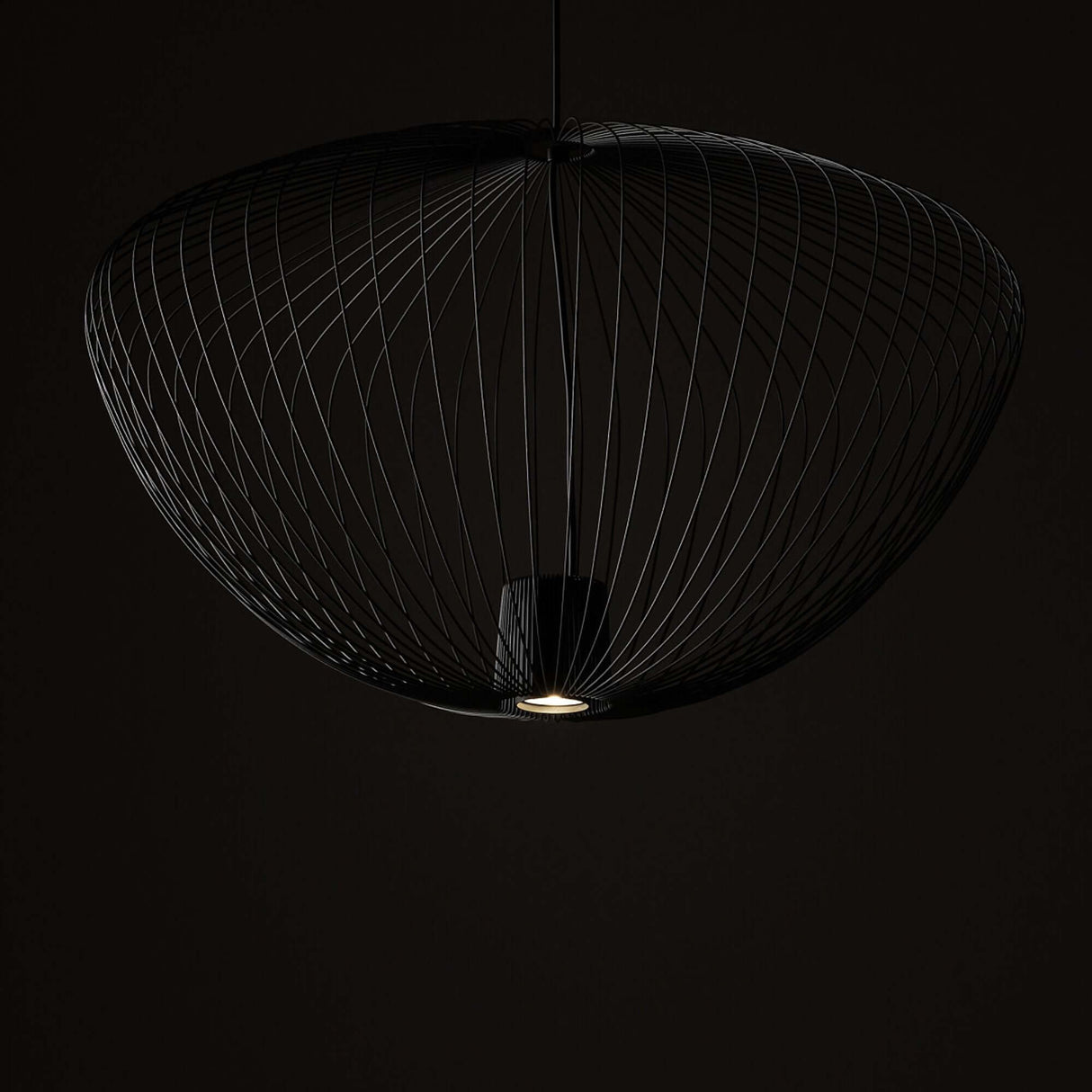 Pumpkin L Hängeleuchte Ø 70cm H 45cm in modernem Design, elegant und funktional, schwarzes Drahtgestell.