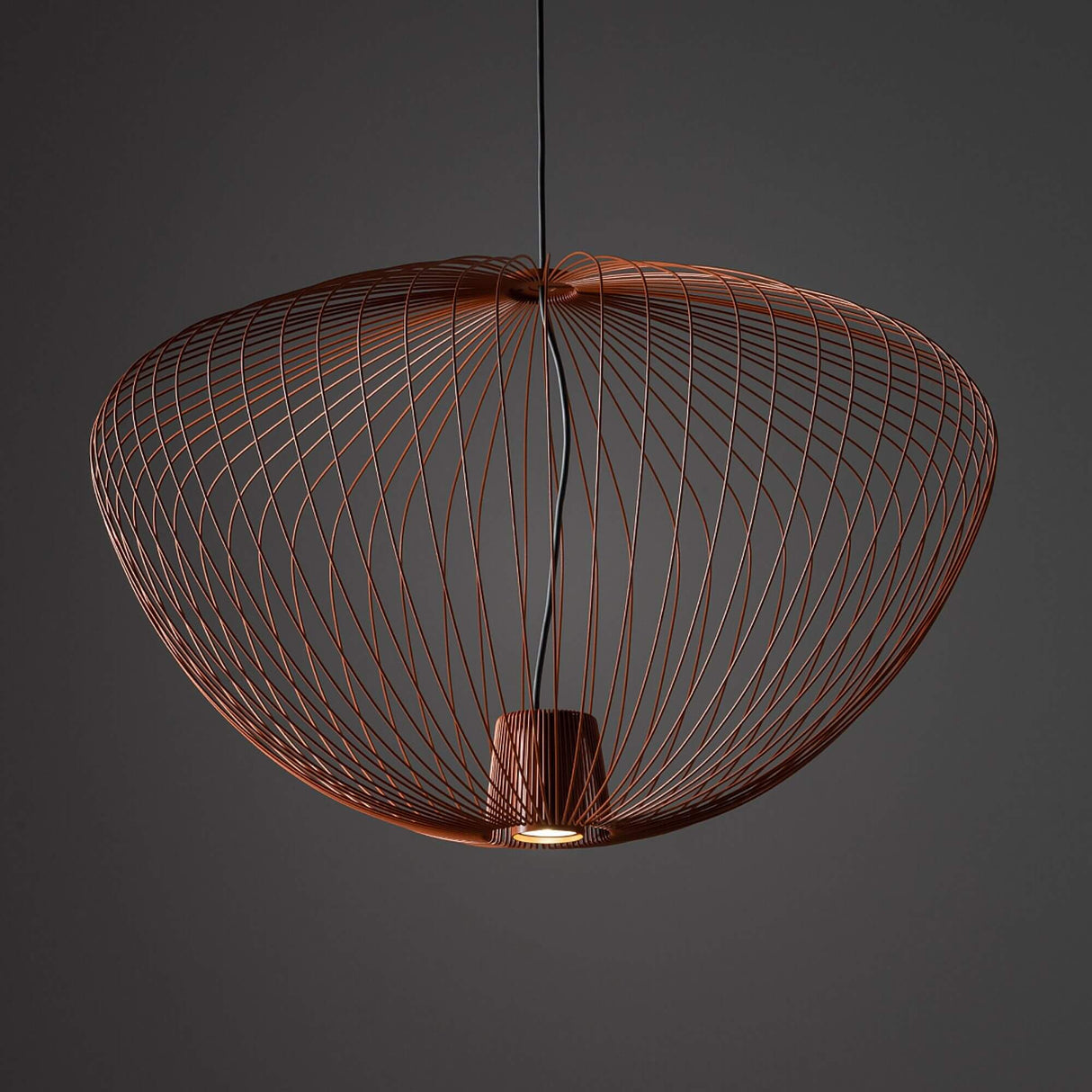 Pumpkin L Hängeleuchte Ø 70cm H 45cm in modernem Design mit eleganter Linienführung.