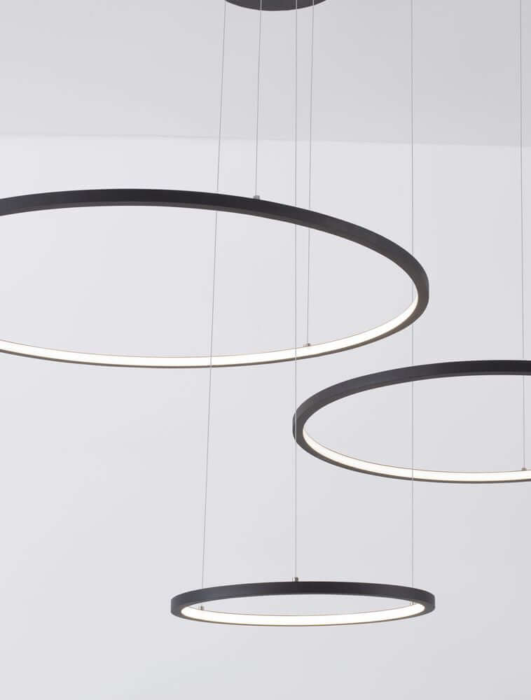 Moderne 3-flammige LED-Pendelleuchte in Ring-Design, sorgt für gleichmäßiges Licht im Raum.