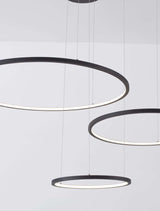 Moderne 3-flammige LED-Pendelleuchte in Ring-Design, sorgt für gleichmäßiges Licht im Raum.