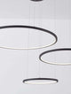 Purple LED Pendelleuchte 3-flammig Ø 130cm 3000K in modernem Design mit drei Ringen.