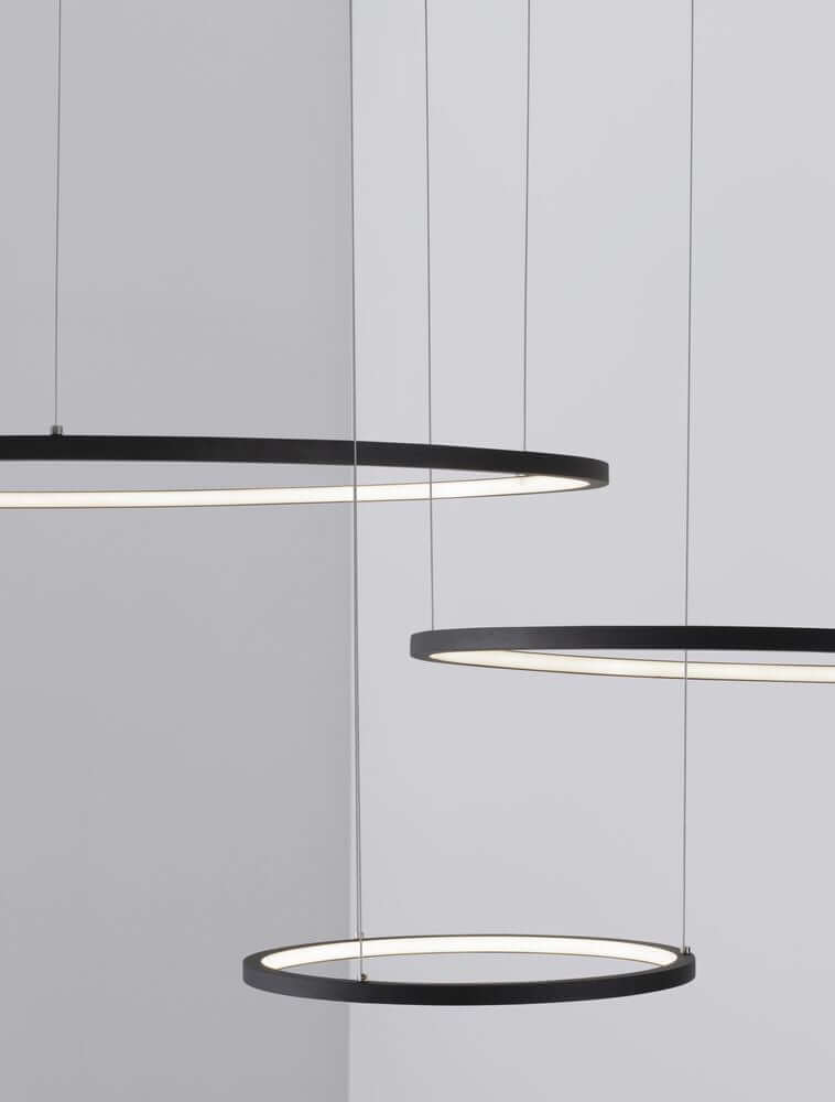 Moderne LED-Pendelleuchte in schwarz mit drei runden Ringen, ideal für stilvolle Raumbeleuchtung.