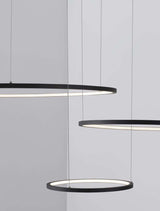 Moderne LED-Pendelleuchte in schwarz mit drei runden Ringen, ideal für stilvolle Raumbeleuchtung.