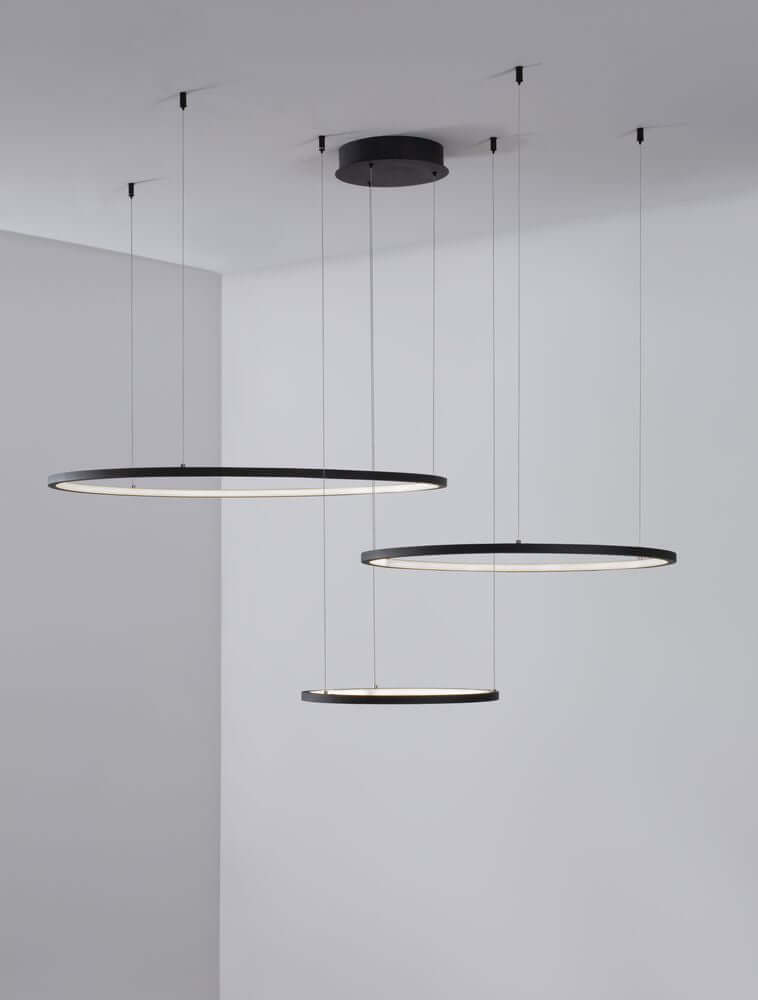 Moderne 3-flammige LED-Pendelleuchte in Purpur mit gleichmäßiger Beleuchtung für stilvolle Räume.