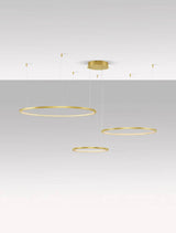 Moderne goldene LED-Pendelleuchte mit drei Ringen für stilvolle Beleuchtung.