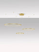 Purple LED Pendelleuchte 3-flammig Ø 130cm 3000K schwebende Ringe in goldenem Design.