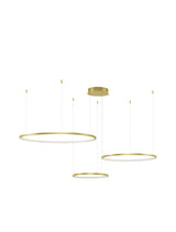 Moderne Pendelleuchte in Gold mit drei runden Ringen für stilvolle Beleuchtung im Raum.