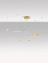 Pendel-Leuchte in Gold mit drei Ringen, schwebend im Raum, moderne und stilvolle Beleuchtung für jedes Zuhause.